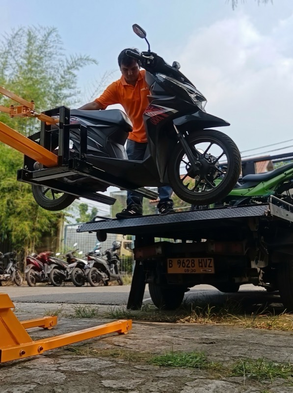 Proses loading motor ke armada TRILX dengan hati-hati