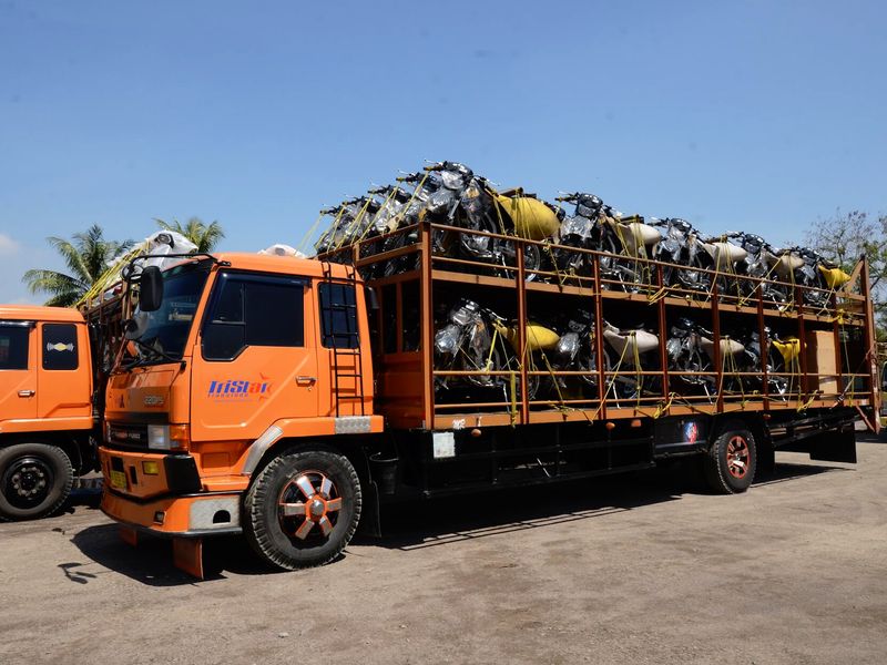Truk carrier PT Tristar Transindo bermuatan penuh sepeda motor, siap berangkat