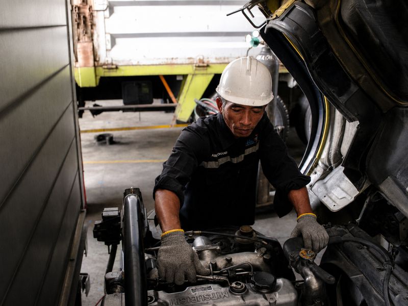 Mekanik bengkel internal Tristar Transindo merawat armada